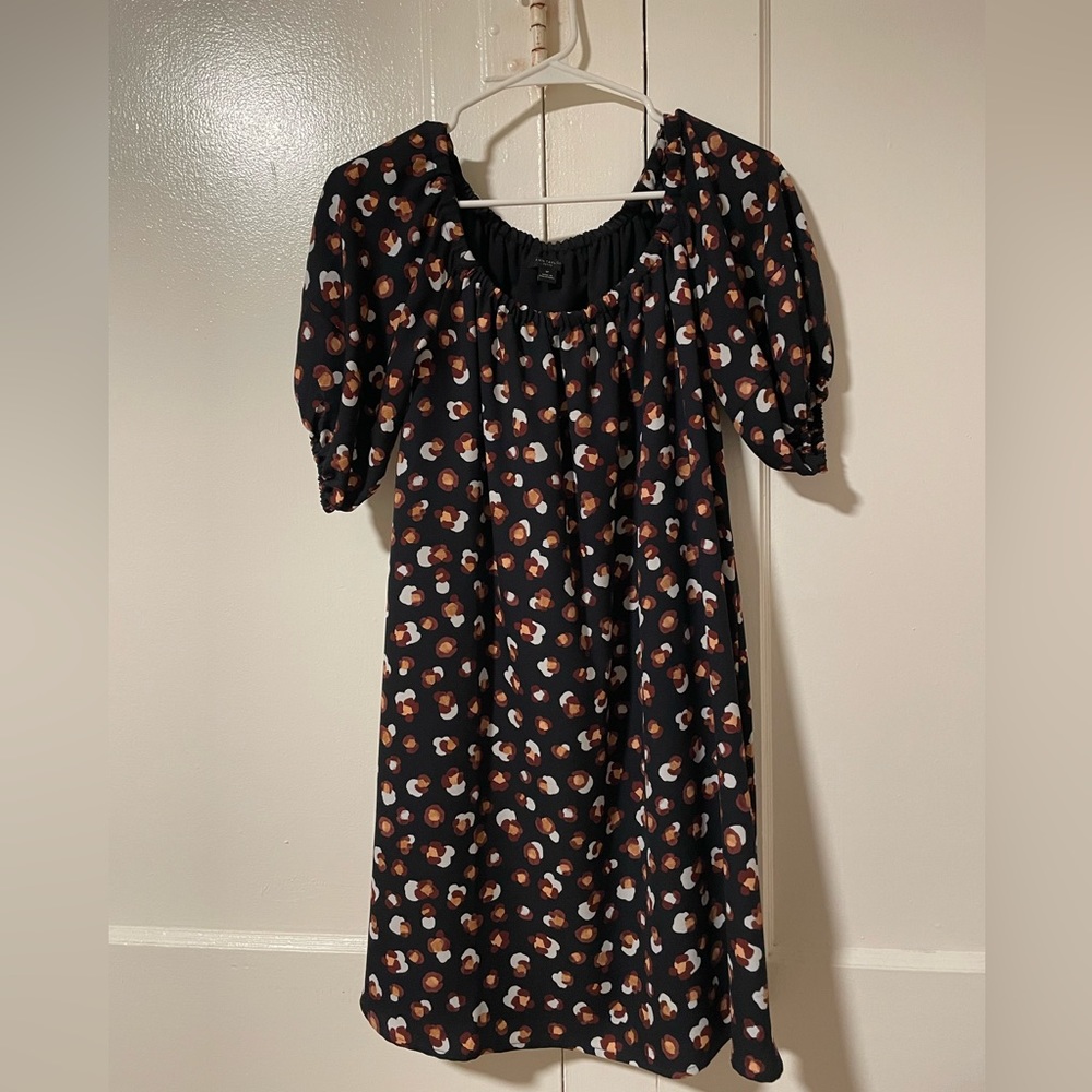 ANN TAYLOR: navy patterned dress with balloon sleeves